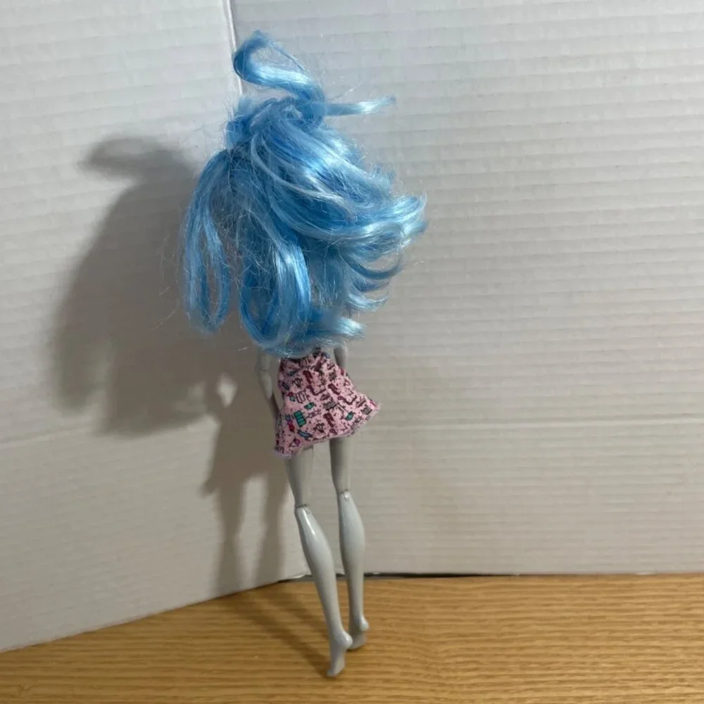 Monster High Doll Ghoulia Yelps Scaris City of Frights Red Zipper Earrings  2008